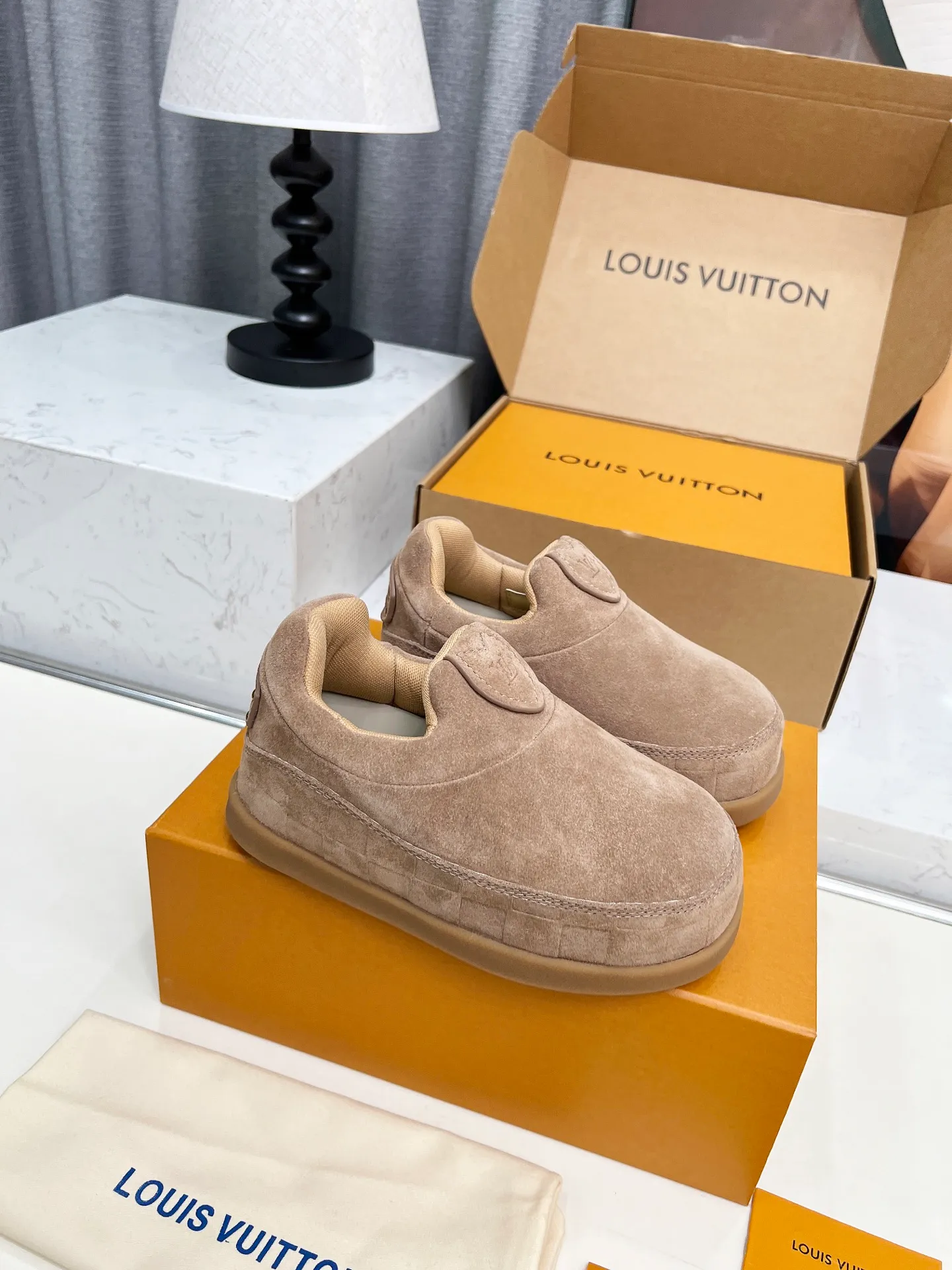 [L Family] P: 740💰 Couple model, size: women 35-41 (customized at 41 for women), 39-46 for men (customized at 45.46) The 2025 iteration of this Time Out sneaker, couple model, LV co-branded nigo, donkey brand, Louis Vuitton, ugly, cute😍Many Internet celebrities have shown off their feet, a classic and versatile item. Fabric: Imported high mercerized cow suede. Lining: high-grade elastic mesh, outsole: original molded outsole, palm print rubber outsole with hidden L letter and Monongram flower.